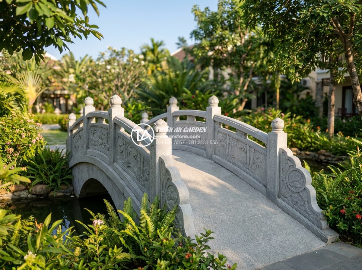 Cầu trang trí sân vườn bằng đá tự nhiên: Ưu điểm vượt trội so với gỗ và bê tông - Hình 8 Cầu trang trí sân vườn bằng đá tự nhiên: Ưu điểm vượt trội so với gỗ và bê tông - Safe and eco-friendly natural stone garden bridge with anti-slip surface and ele