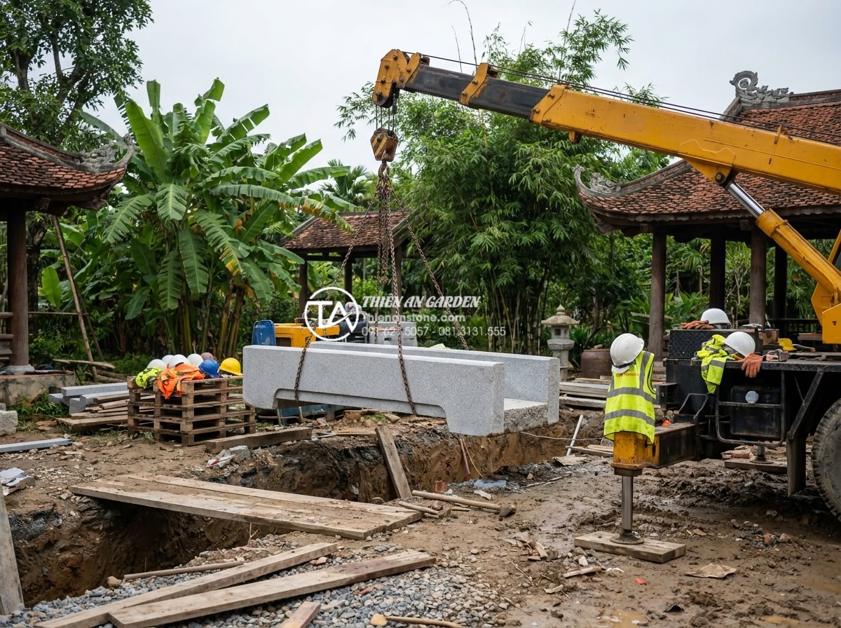 Chi phí vận chuyển và lắp đặt cầu đá khối nặng: Những điều cần biết - Hình 4 Chi phí vận chuyển và lắp đặt cầu đá khối nặng: Những điều cần biết - Team of professional stone workers and heavy machinery installing a large natura