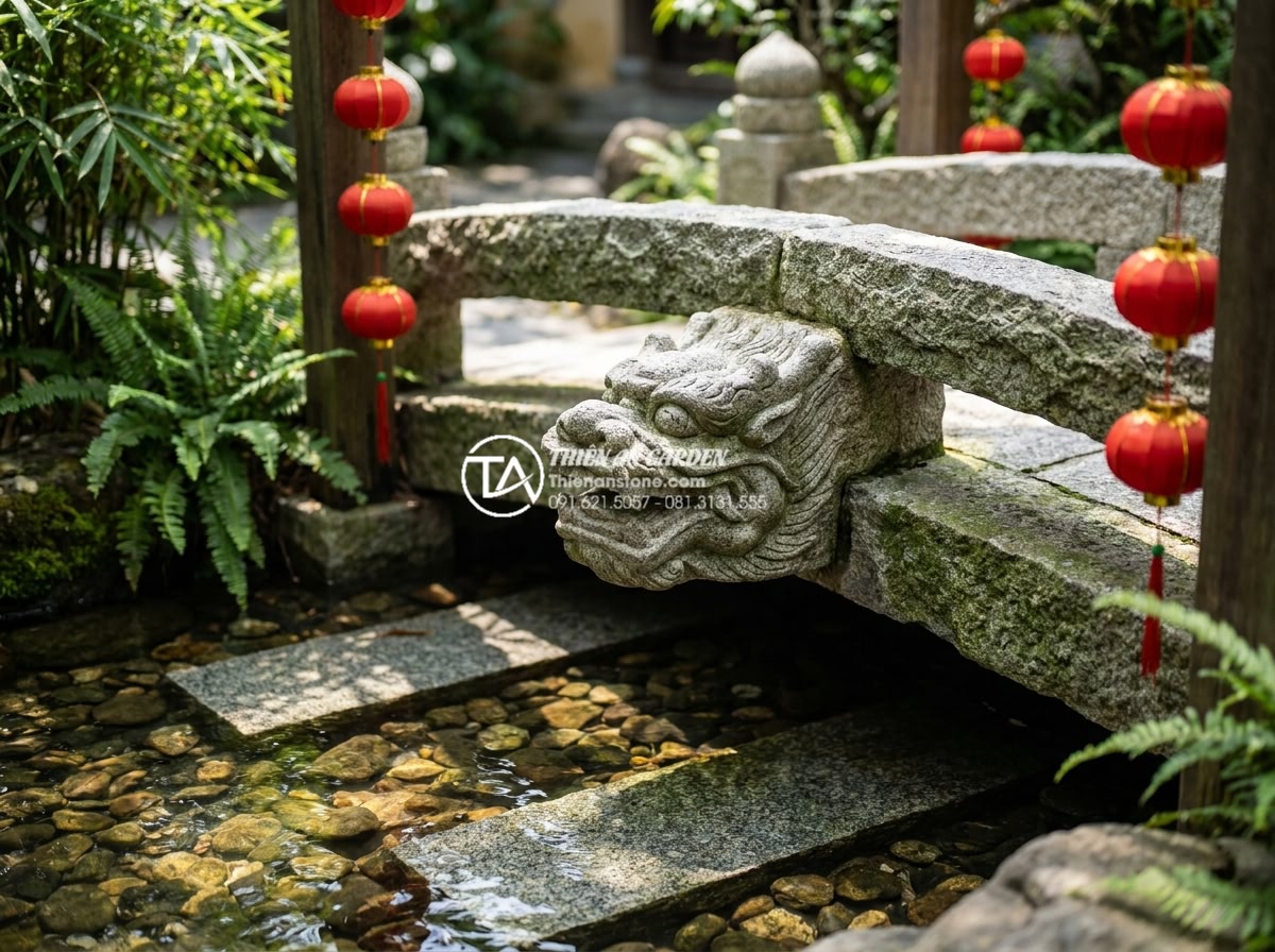 Có nên tự làm cầu đá sân vườn handmade? Ưu và nhược điểm cần cân nhắc - Hình 14 Có nên tự làm cầu đá sân vườn handmade? Ưu và nhược điểm cần cân nhắc - Close-up of symbolic stone bridge elements in garden: carved dragon head on brid