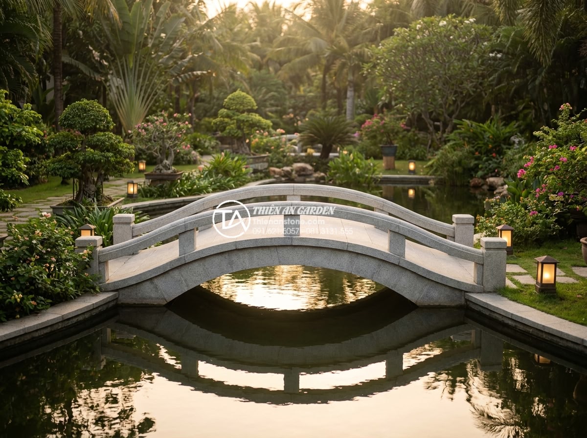 Có nên tự làm cầu đá sân vườn handmade? Ưu và nhược điểm cần cân nhắc - Hình 16 Có nên tự làm cầu đá sân vườn handmade? Ưu và nhược điểm cần cân nhắc - Elegant final result of professional stone bridge installation by Đá Cảnh Thiên
