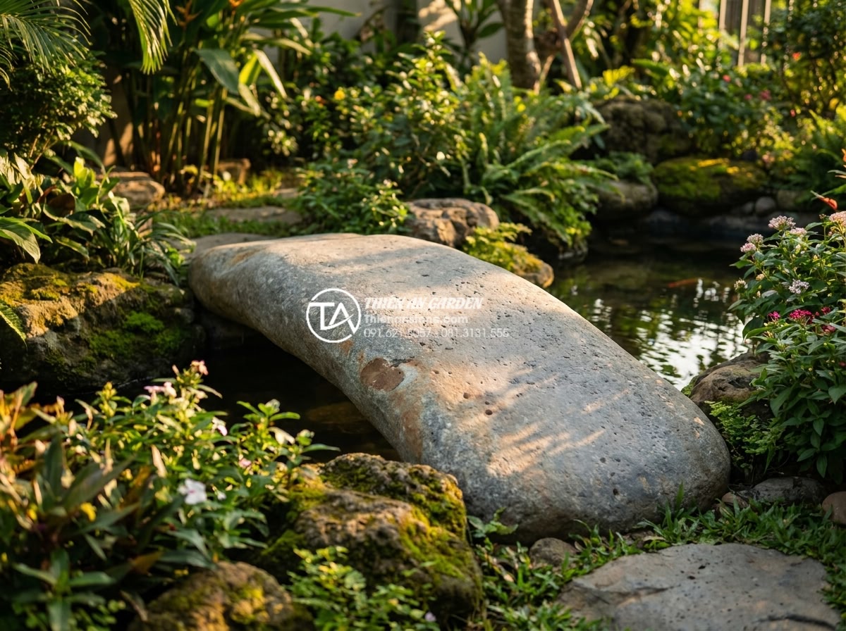 Có nên tự làm cầu đá sân vườn handmade? Ưu và nhược điểm cần cân nhắc - Hình 19 Có nên tự làm cầu đá sân vườn handmade? Ưu và nhược điểm cần cân nhắc - Happy Vietnamese family enjoying their new professionally installed natural ston