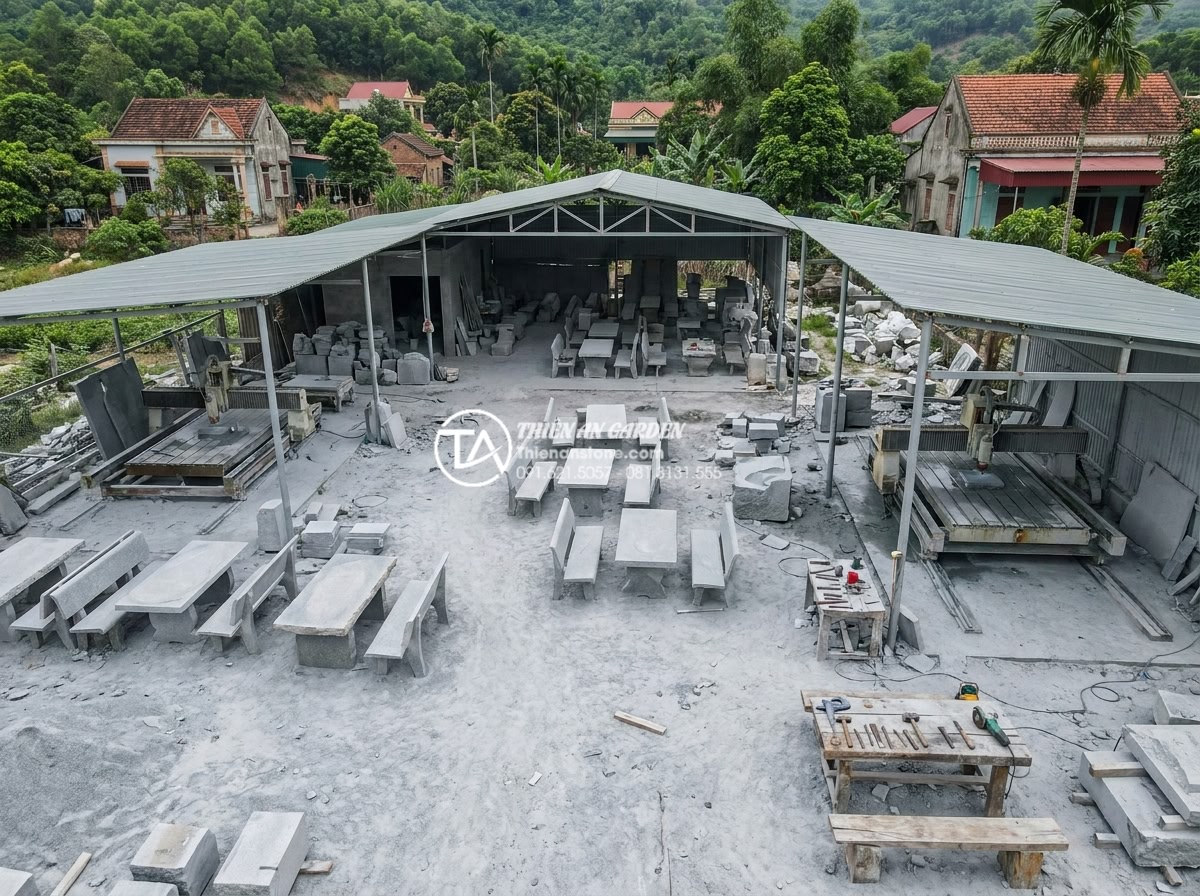 Địa chỉ mua bàn ghế đá tự nhiên uy tín tại Ninh Bình và Thanh Hóa - Hình 3 Địa chỉ mua bàn ghế đá tự nhiên uy tín tại Ninh Bình và Thanh Hóa - Wide aerial view of a professional natural stone furniture workshop in Thanh Hoa