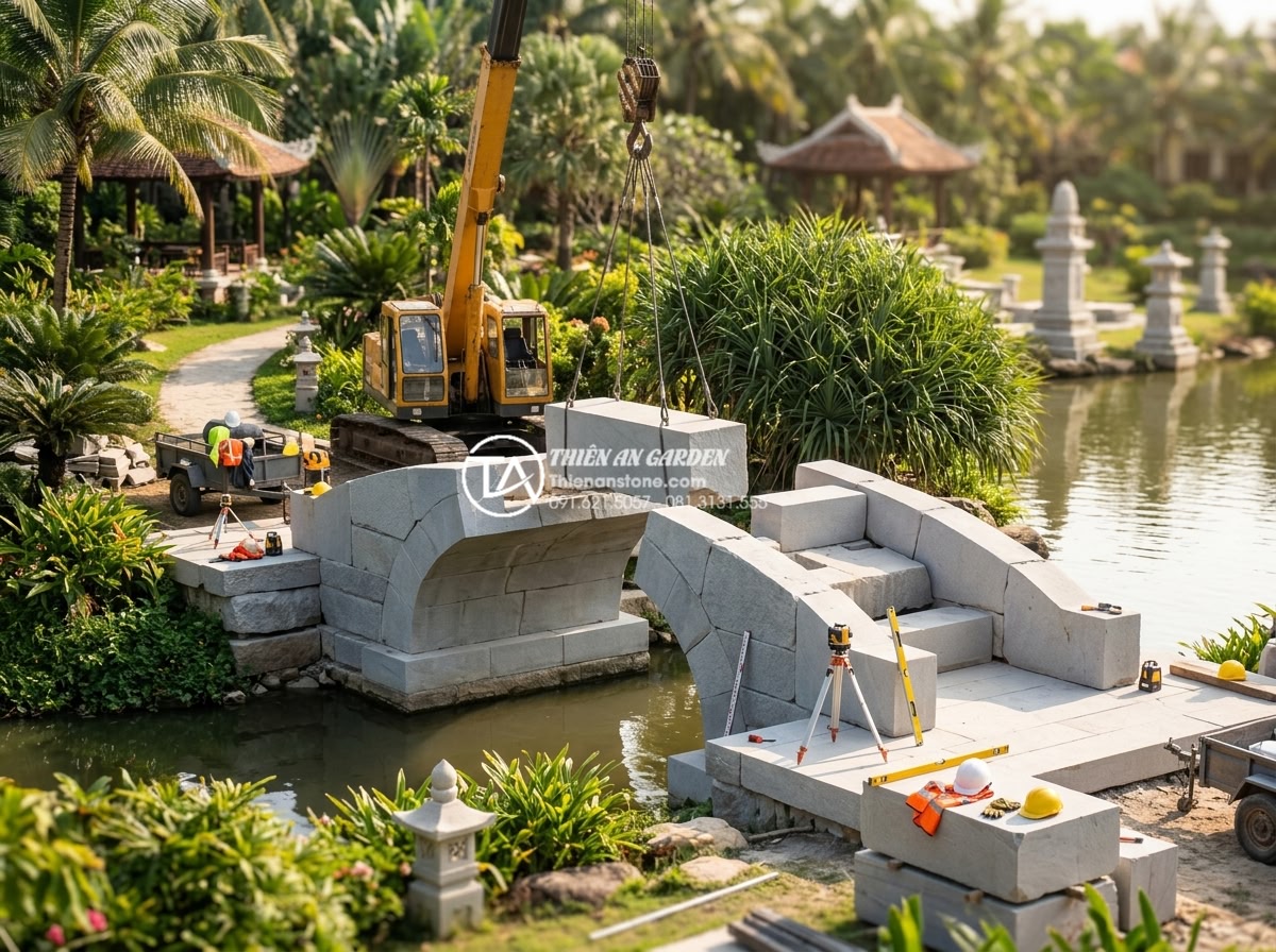 Địa chỉ xưởng điêu khắc cầu đá mỹ nghệ uy tín, giá gốc tại Ninh Bình - Hình 19 Địa chỉ xưởng điêu khắc cầu đá mỹ nghệ uy tín, giá gốc tại Ninh Bình - Full team of Đá Cảnh Thiên An workers installing a large stone bridge in a resor