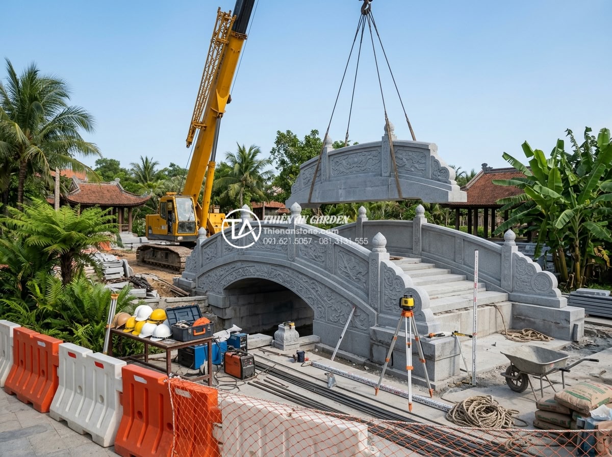 Địa chỉ xưởng điêu khắc cầu đá mỹ nghệ uy tín, giá gốc tại Ninh Bình - Hình 23 Địa chỉ xưởng điêu khắc cầu đá mỹ nghệ uy tín, giá gốc tại Ninh Bình - Construction team professionally installing a large carved stone bridge using he