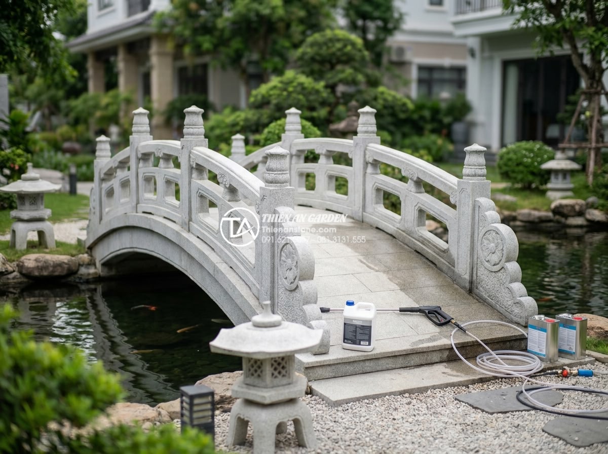 Hướng dẫn cách xử lý rêu mốc trên cầu đá sân vườn đơn giản tại nhà - Hình 8 Hướng dẫn cách xử lý rêu mốc trên cầu đá sân vườn đơn giản tại nhà - Professional team from Da Canh Thien An company cleaning and restoring large orn
