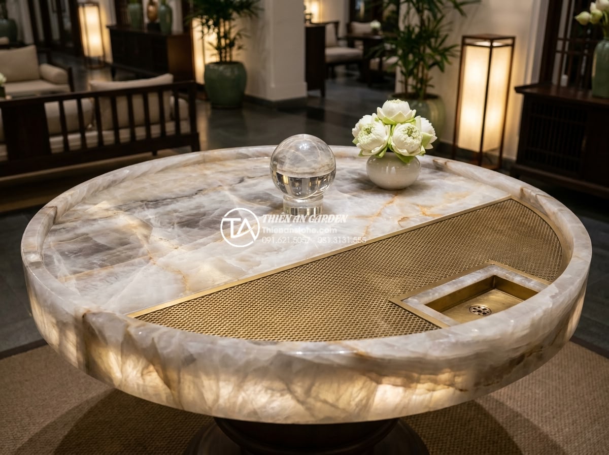 Kích thước bàn trà đá nguyên khối chuẩn phong thủy cho gia chủ - Hình 3 Kích thước bàn trà đá nguyên khối chuẩn phong thủy cho gia chủ - Close-up professional shot of a large circular natural stone tea table crafted f