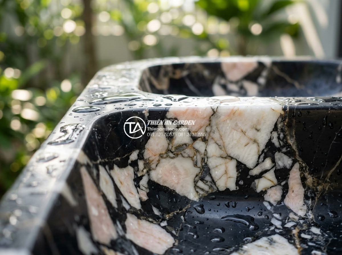 Lavabo Trụ Đá Tự Nhiên: Điểm Nhấn Nghệ Thuật Cho Không Gian Sân Vườn Lavish - Close-up detail of natural stone texture on lavabo bệ đá with water droplets, sh