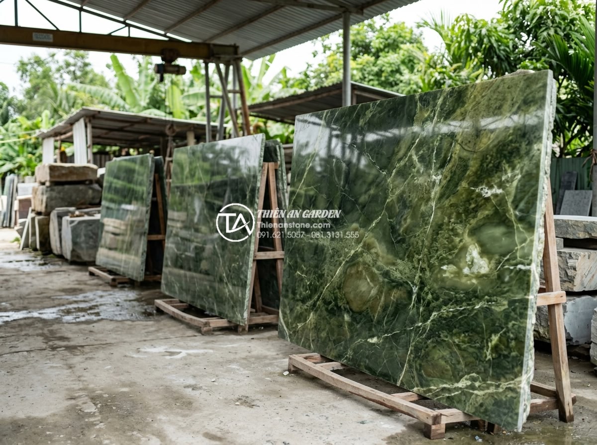 Lỗi Thường Gặp Khi Lắp Đặt Bàn Đá Chậu Rửa Mặt Và Cách Khắc Phục Triệt Để - Professional stone expert examining various slab options for custom lavabo count