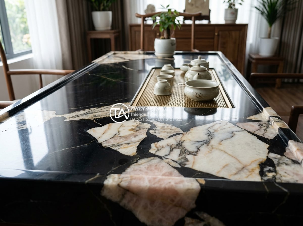 Mặt bàn trà bằng đá: Nên chọn đá Marble, Granite hay đá Cuội tự nhiên? - Close-up detail of premium white marble tea table top showing natural elegant gr