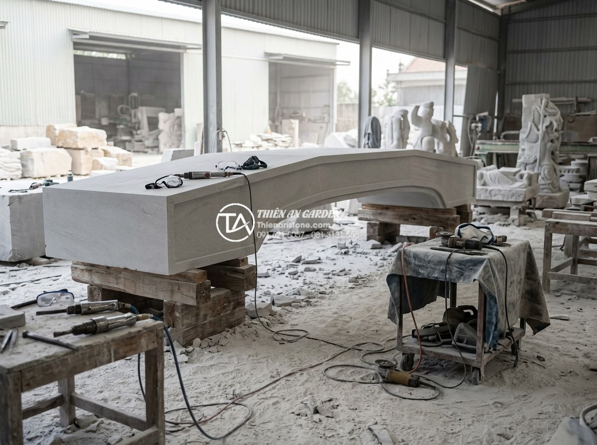 Mẹo chọn màu sắc cầu đá hợp mệnh gia chủ theo quy luật Ngũ Hành - Professional team of Vietnamese stone craftsmen working on carving a large natur