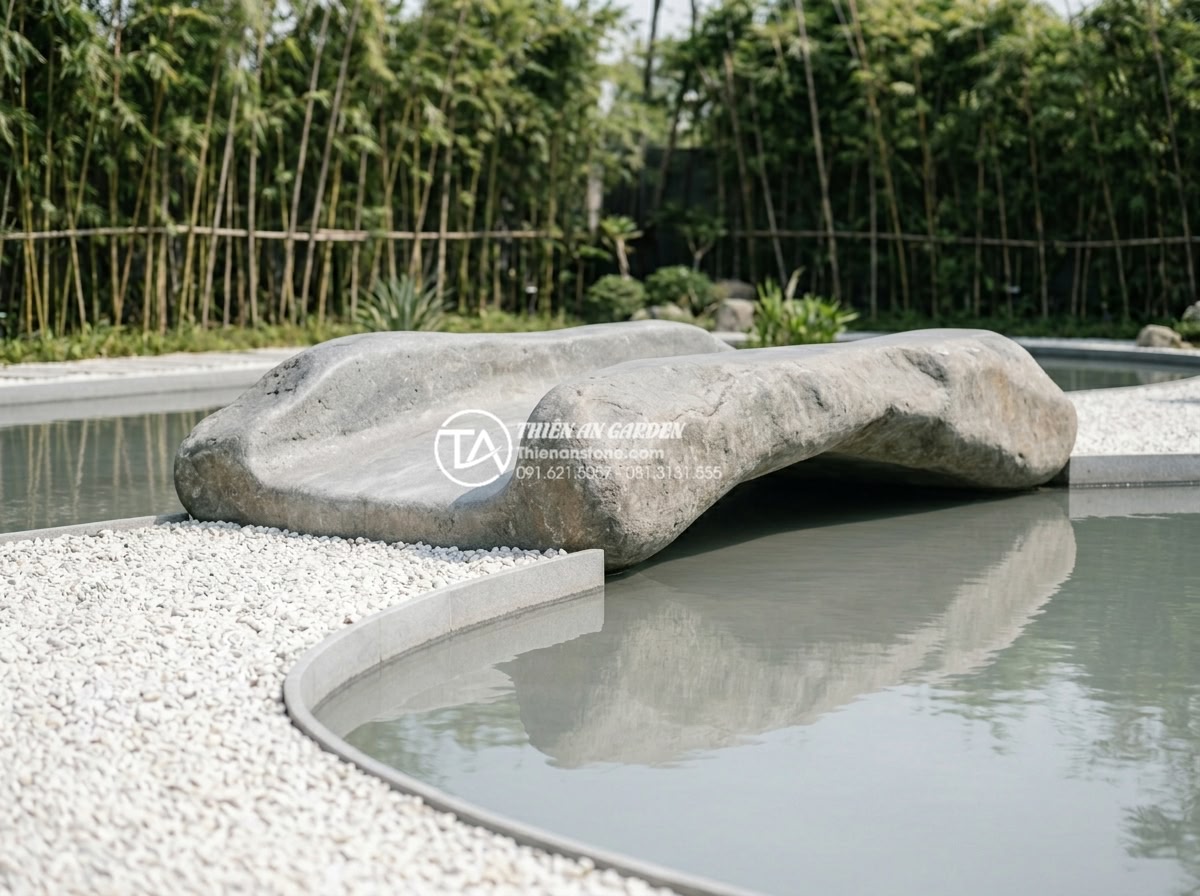 Mẹo chọn màu sắc cầu đá hợp mệnh gia chủ theo quy luật Ngũ Hành - Elegant natural white marble stone bridge in a minimalist modern Vietnamese gard