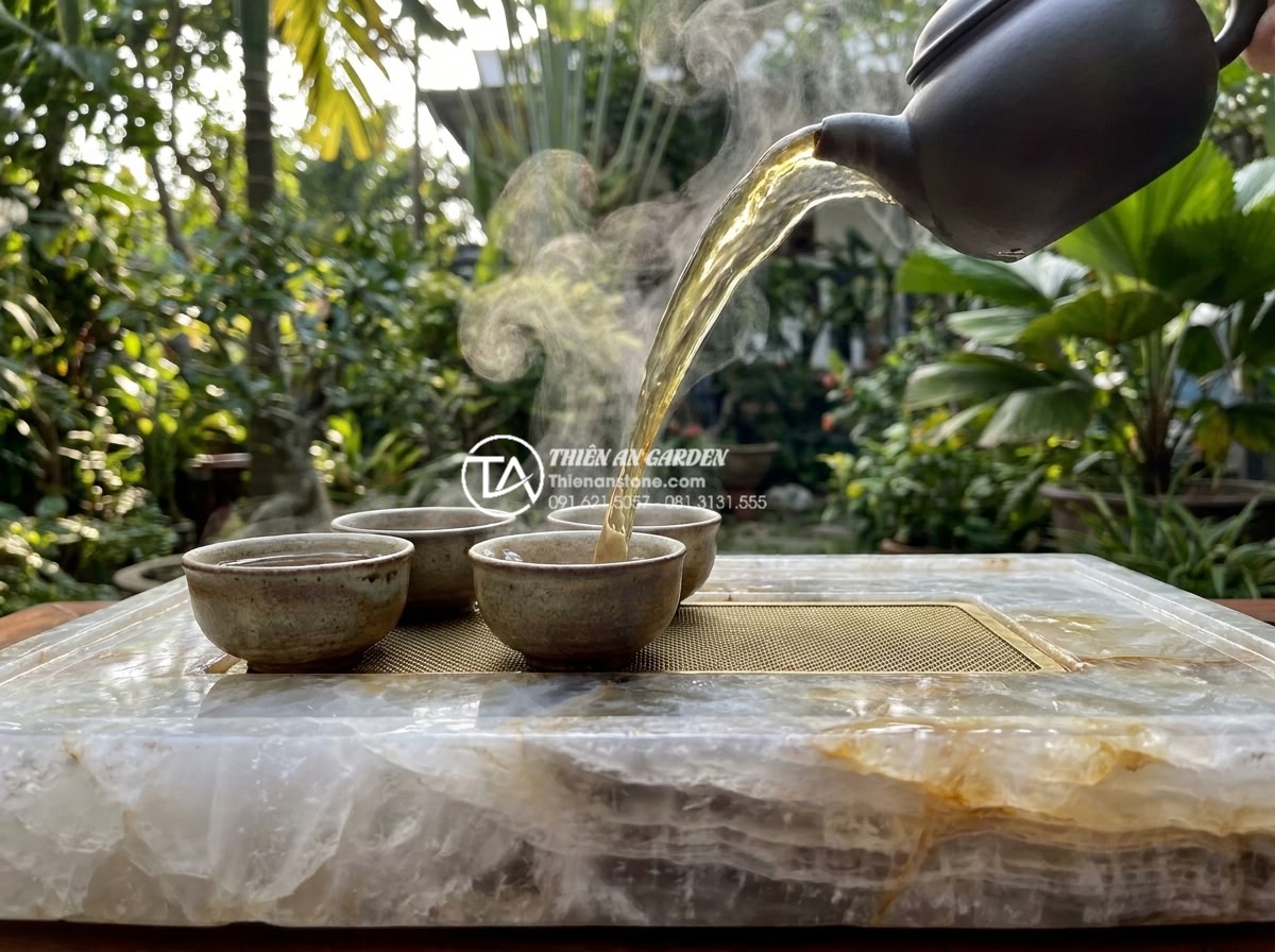 Nghệ thuật thưởng trà với bàn trà đạo bằng đá: Sự giao hòa giữa tĩnh và động - Hình 8 Nghệ thuật thưởng trà với bàn trà đạo bằng đá: Sự giao hòa giữa tĩnh và động - Dynamic tea pouring moment on natural stone tea table, golden tea liquid flowing