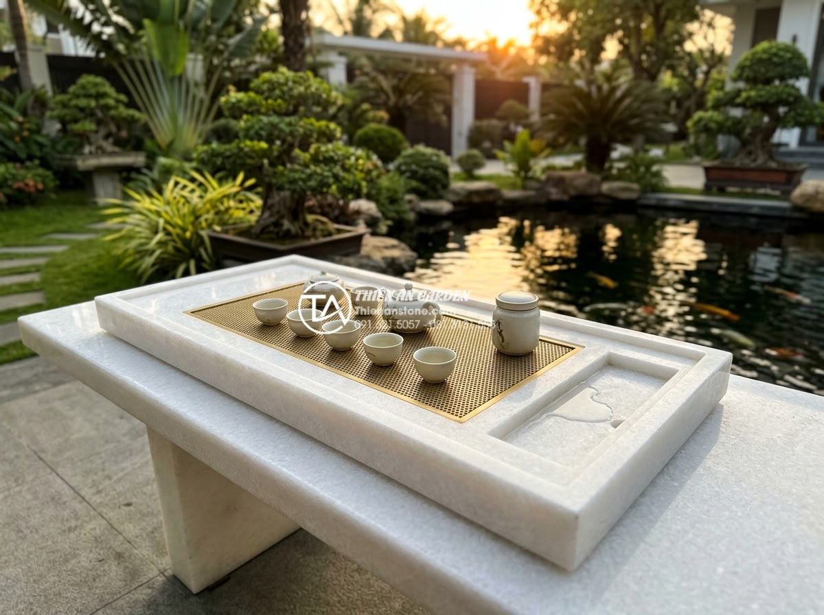 Những bộ ấm chén phù hợp nhất để sử dụng trên bàn trà đạo bằng đá - Hình 10 Những bộ ấm chén phù hợp nhất để sử dụng trên bàn trà đạo bằng đá - Professional lifestyle image of a happy family enjoying tea ceremony on a beauti