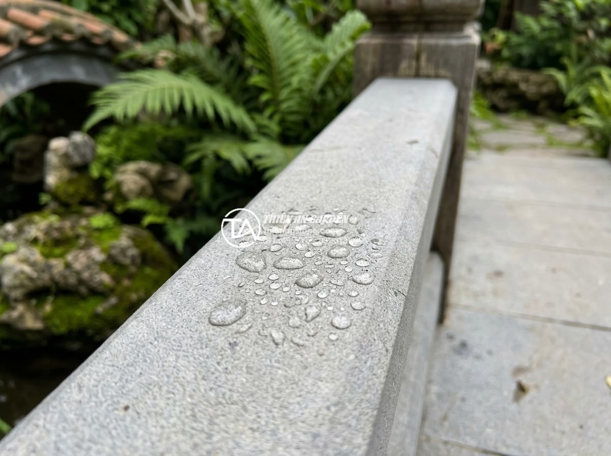 Phân loại các dáng cầu đá phổ biến: Cầu vòm, cầu phẳng và cầu dích dắc - High-quality close-up of various natural stone materials used for garden bridges