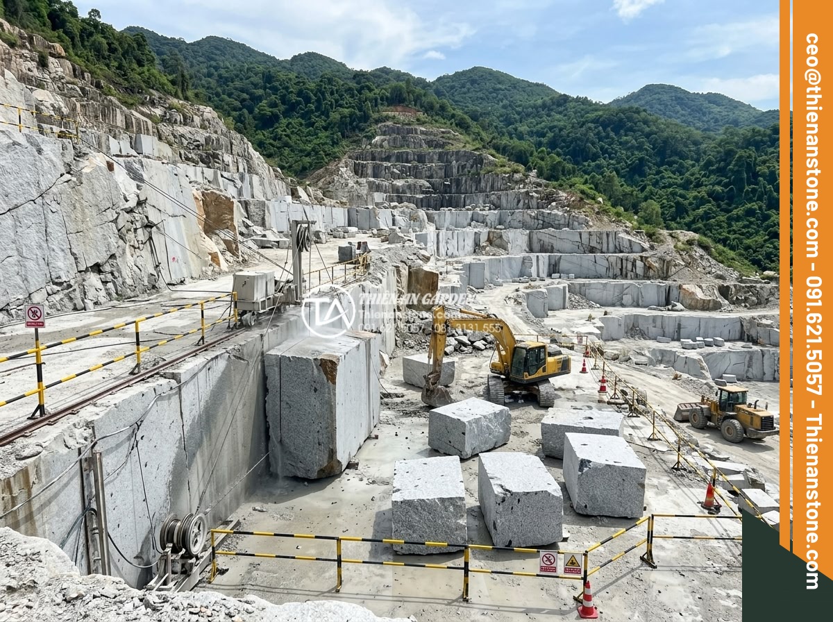 Quy trình chế tác bàn trà đá nguyên khối từ khối đá thô đến tác phẩm nghệ thuật - Wide angle view of a professional stone quarry in central Vietnam showing large 