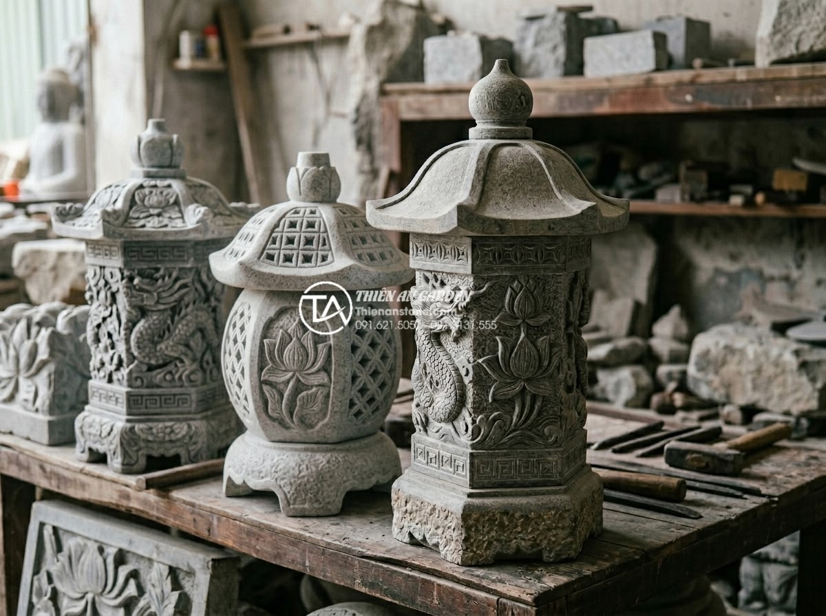Quy trình chế tác đèn đá mỹ nghệ thủ công tại xưởng: Từ đá thô đến tác phẩm - Hình 2 Quy trình chế tác đèn đá mỹ nghệ thủ công tại xưởng: Từ đá thô đến tác phẩm - Close-up high-resolution image of multiple handcrafted stone lanterns in differe