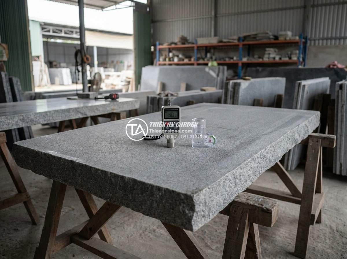 Quy trình thi công cầu đá sân vườn 5 bước chuẩn kỹ thuật xây dựng - Close-up inspection of premium natural granite slabs being quality tested with d