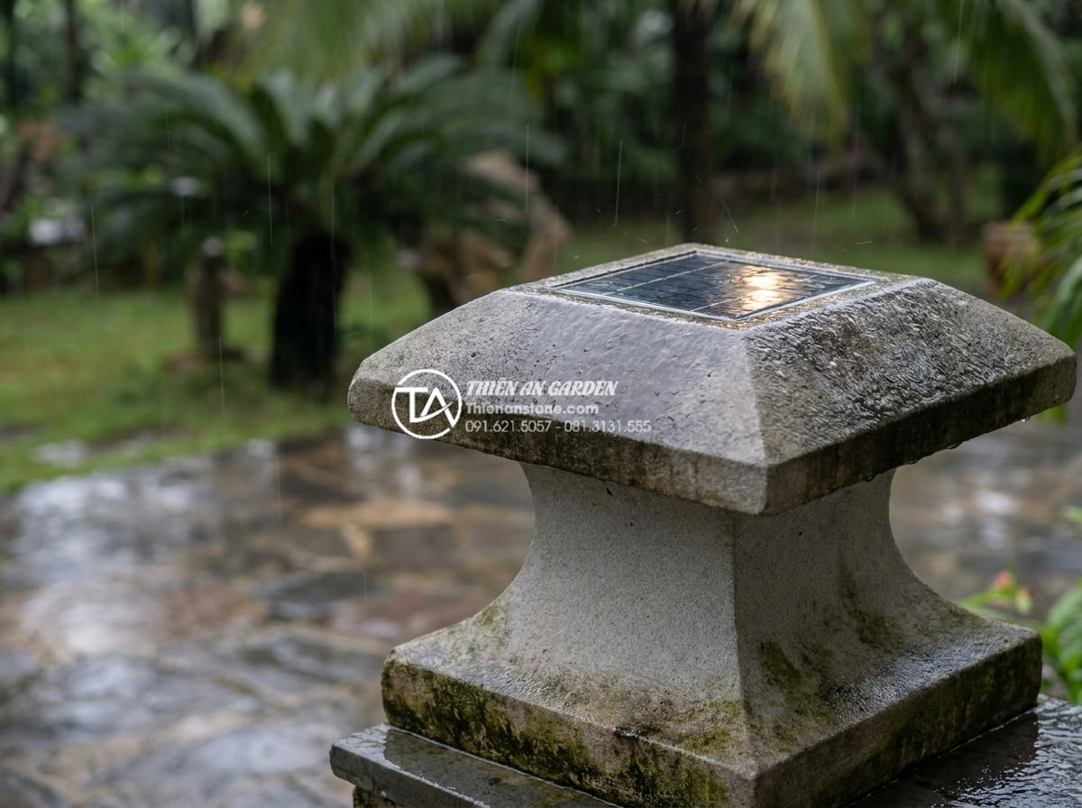 Review thực tế: Sử dụng đèn đá năng lượng mặt trời sau 1 năm - Weather-exposed solar stone lamp in heavy rain and wind conditions, showing wate