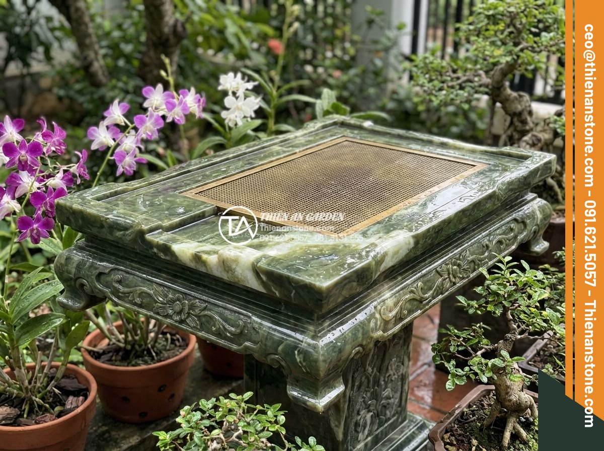 So sánh bàn trà đá nguyên khối và bàn trà gỗ: Lựa chọn nào cho sân vườn? - Close-up view of an intricately carved solid marble tea table in an elegant Viet