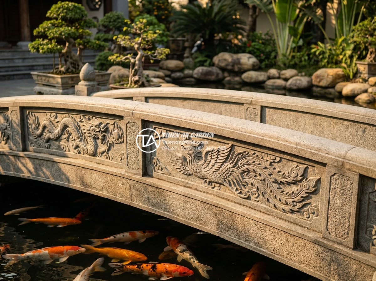 So sánh cầu đá sân vườn và cầu gỗ: Nên chọn loại nào cho hồ cá Koi? - Hình 2 So sánh cầu đá sân vườn và cầu gỗ: Nên chọn loại nào cho hồ cá Koi? - Close-up view of a handcrafted natural stone garden bridge with intricate dragon