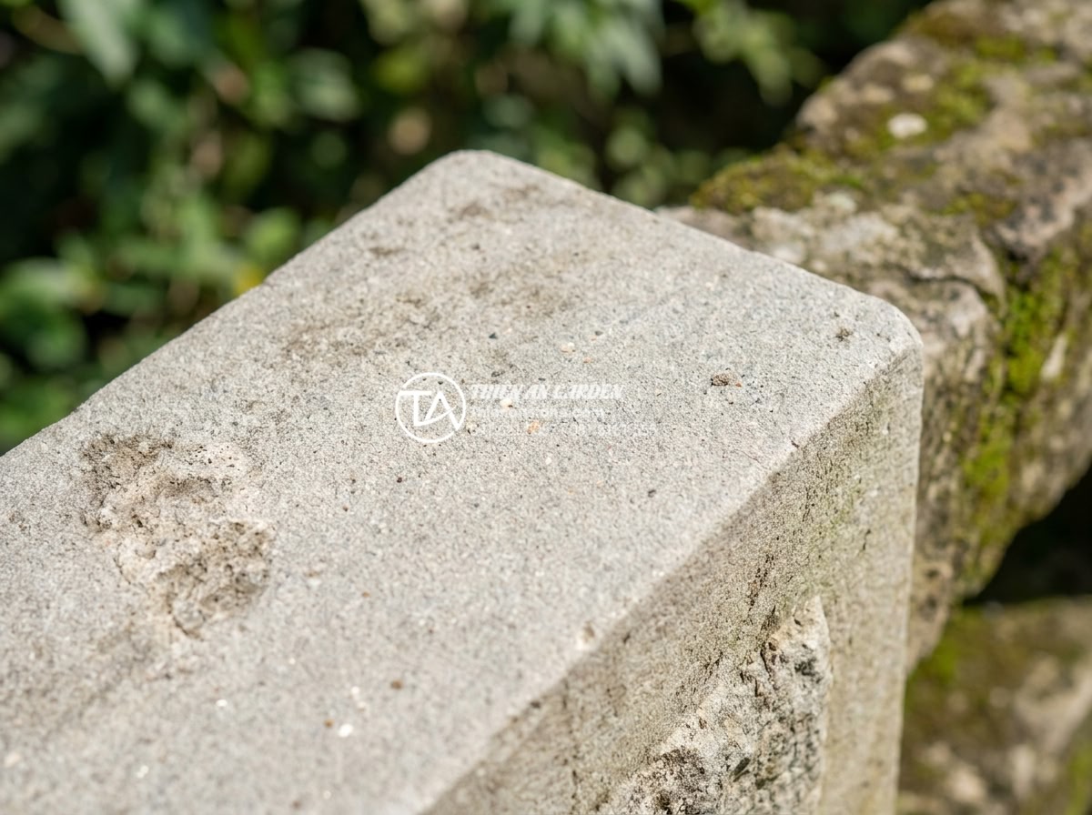 Sự khác biệt giữa đá Granite và đá Cẩm Thạch khi chế tác cầu sân vườn - Close-up macro shot of polished granite stone surface used for garden bridge con