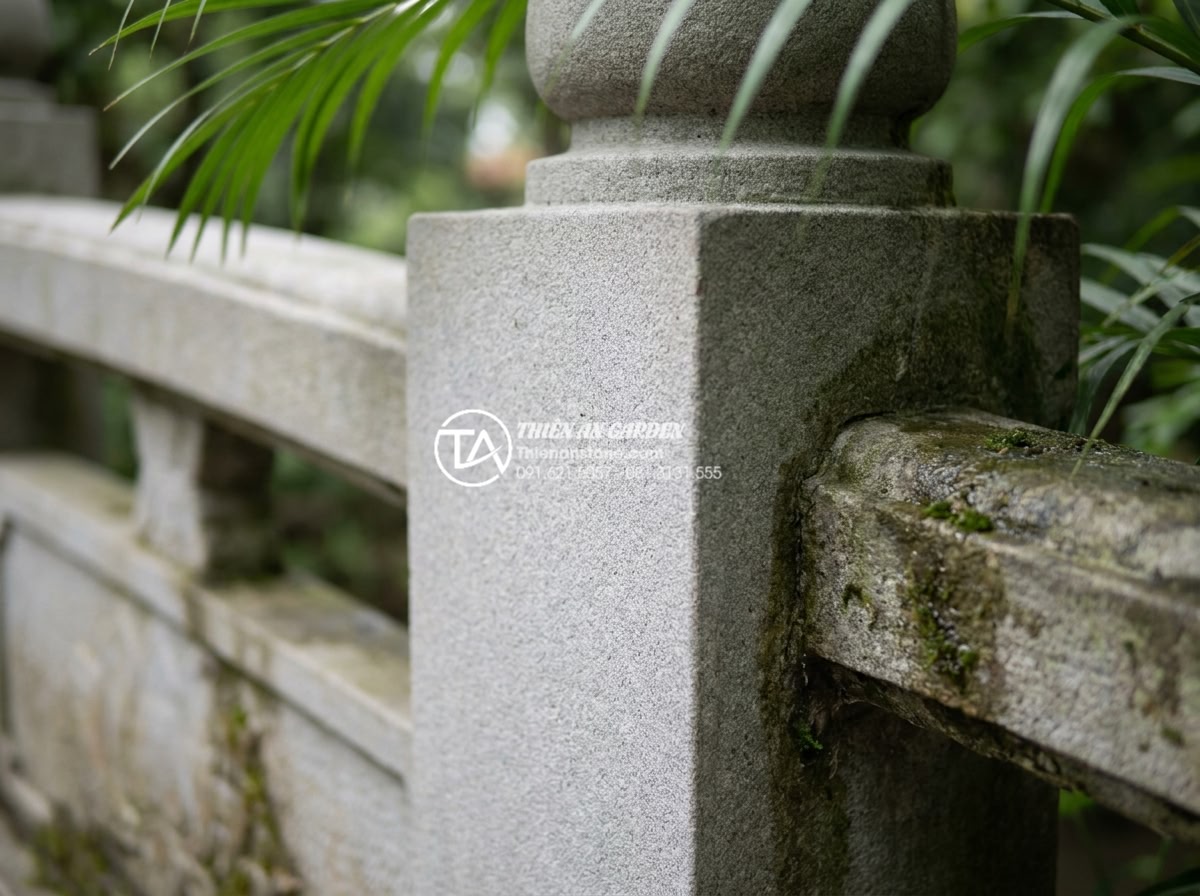 Sự khác biệt giữa đá Granite và đá Cẩm Thạch khi chế tác cầu sân vườn - Detailed close-up view of luxurious white marble with elegant gray veining used 