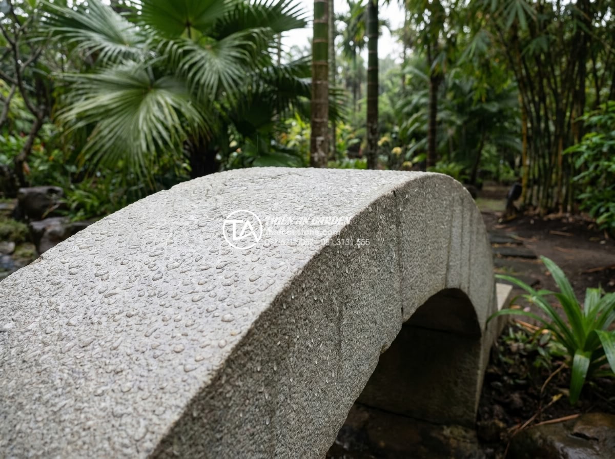 Sự khác biệt giữa đá Granite và đá Cẩm Thạch khi chế tác cầu sân vườn - Professional outdoor photography of a durable granite garden bridge after heavy 
