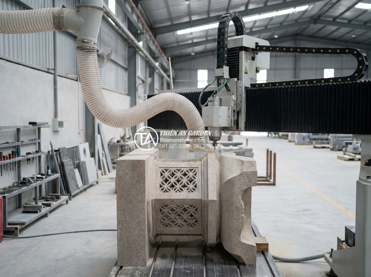 Sự khác biệt giữa đèn đá chế tác máy và đèn đá đục tay thủ công - Modern CNC stone carving machine precisely cutting a granite garden lantern with