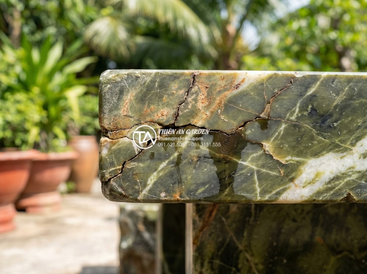 Tại sao bàn ghế đá hoa cương thường bị nứt khi để ngoài trời và cách khắc phục? - Hình 3 Tại sao bàn ghế đá hoa cương thường bị nứt khi để ngoài trời và cách khắc phục? - Close-up realistic photograph of a cracked outdoor granite bench showing multipl