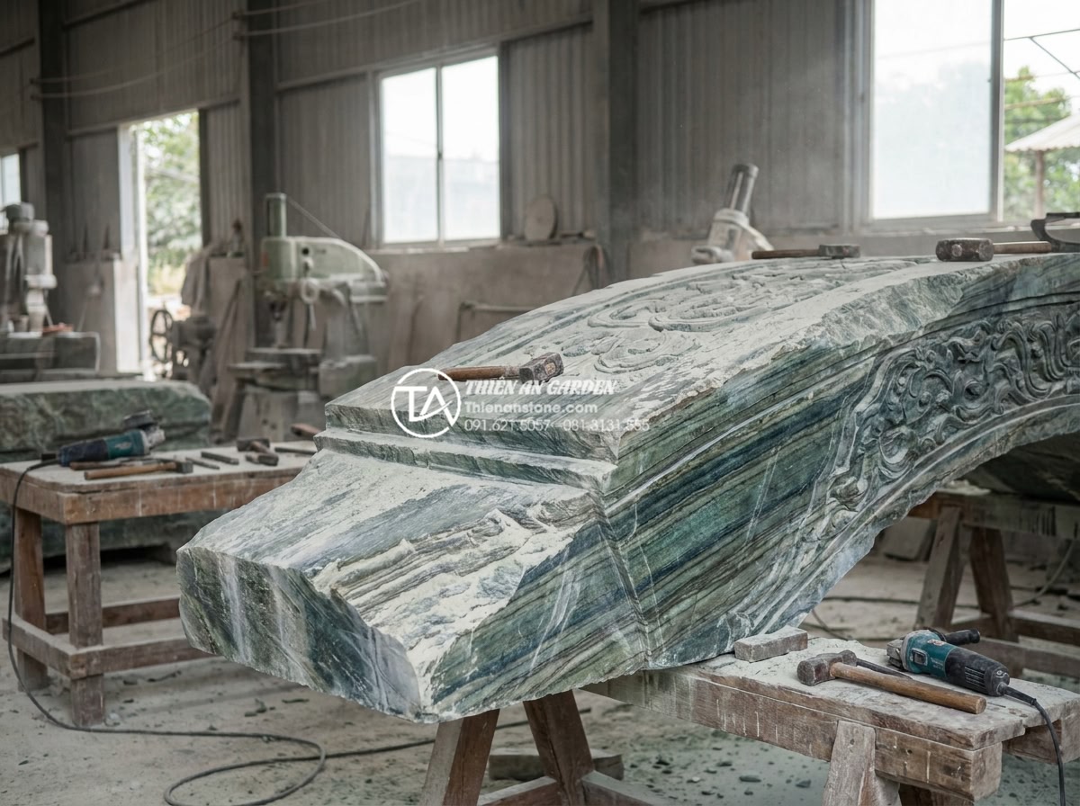 Tại sao cầu đá xanh Thanh Hóa lại được ưa chuộng nhất năm 2026? - Hình 12 Tại sao cầu đá xanh Thanh Hóa lại được ưa chuộng nhất năm 2026? - Team of expert craftsmen from Da Canh Thien An carefully carving intricate patte