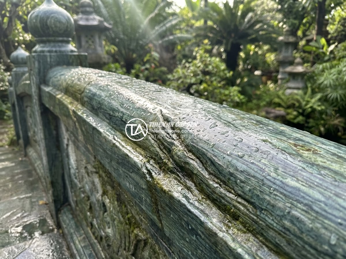 Tại sao cầu đá xanh Thanh Hóa lại được ưa chuộng nhất năm 2026? - Hình 4 Tại sao cầu đá xanh Thanh Hóa lại được ưa chuộng nhất năm 2026? - Detailed view of the textured surface of a finished Thanh Hoa green stone bridge
