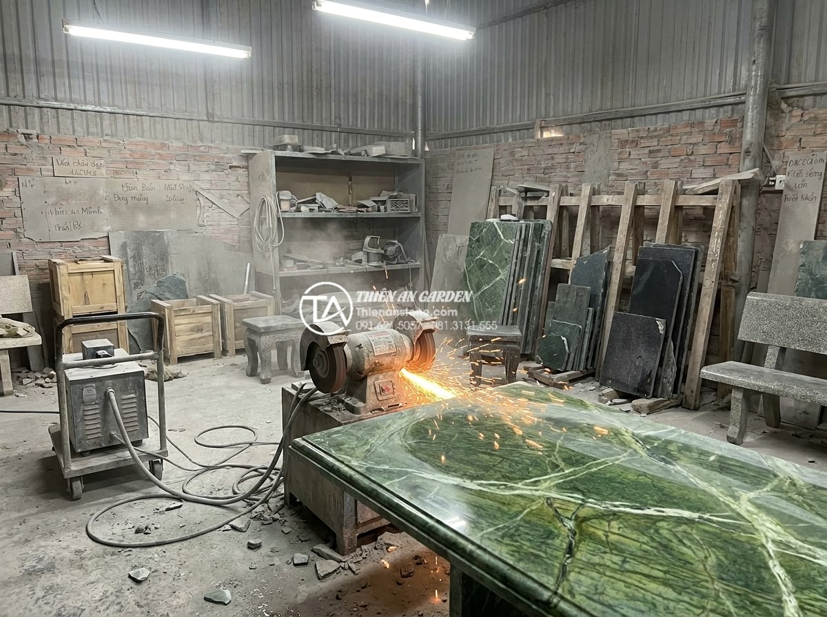 Tổng hợp các mẫu bàn ghế đá tự nhiên vân gỗ độc đáo nhất thế giới - Behind-the-scenes professional photograph of a skilled artisan at Đá Cảnh Thiên 