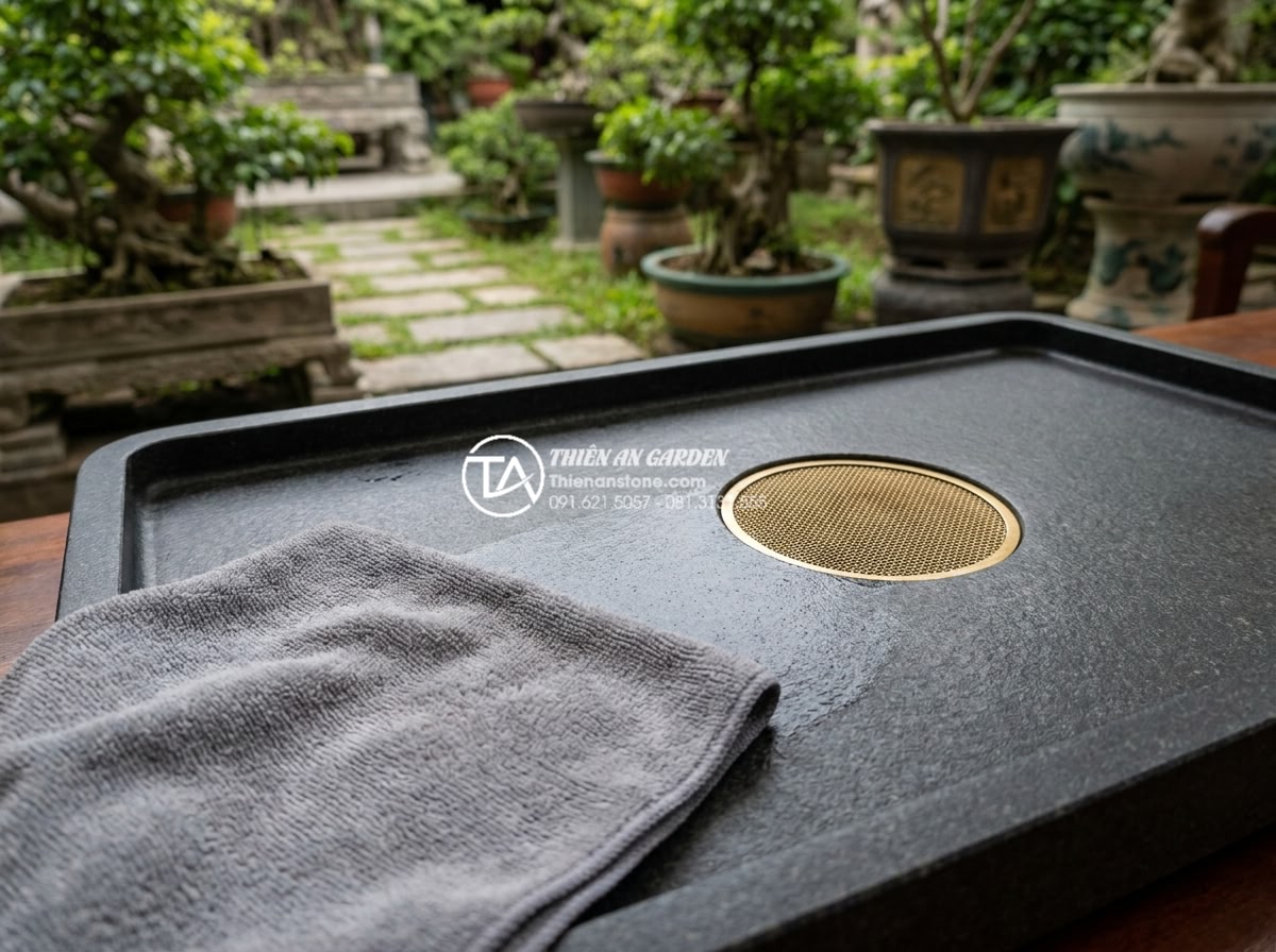 Top 10 mẫu bàn trà đá cuội nguyên khối đẹp nhất cho biệt thự sân vườn - Detailed 8K close-up realistic image showing proper maintenance of a polished mo