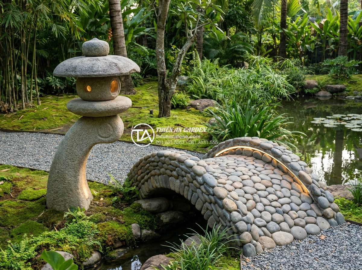 Top 10 mẫu đèn đá Nhật Bản tinh xảo nhất đặt cạnh cầu sân vườn - Hình 14 Top 10 mẫu đèn đá Nhật Bản tinh xảo nhất đặt cạnh cầu sân vườn - Trendy 2026 Japanese stone lantern and stone bridge combination in resort garden