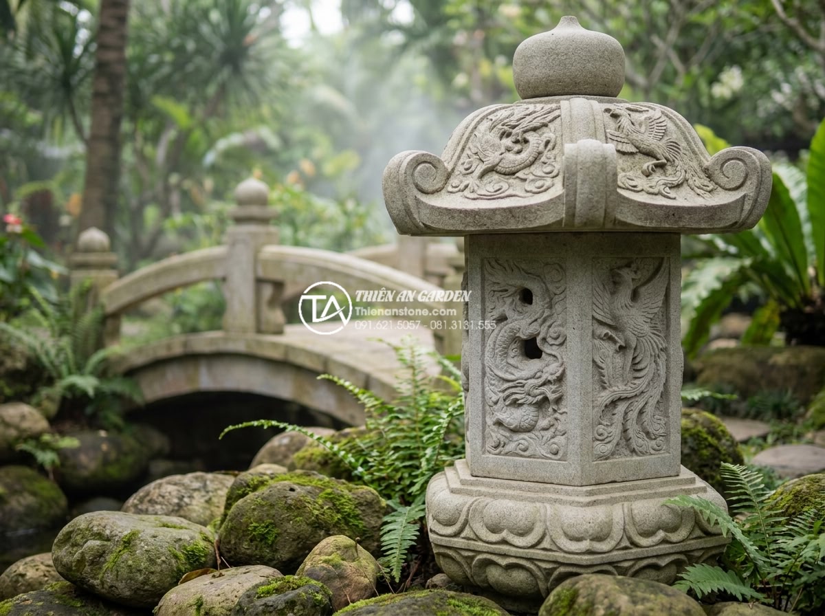Top 10 mẫu đèn đá Nhật Bản tinh xảo nhất đặt cạnh cầu sân vườn - Hình 16 Top 10 mẫu đèn đá Nhật Bản tinh xảo nhất đặt cạnh cầu sân vườn - Detailed close-up of the most exquisite top-ranked Japanese stone lantern with i