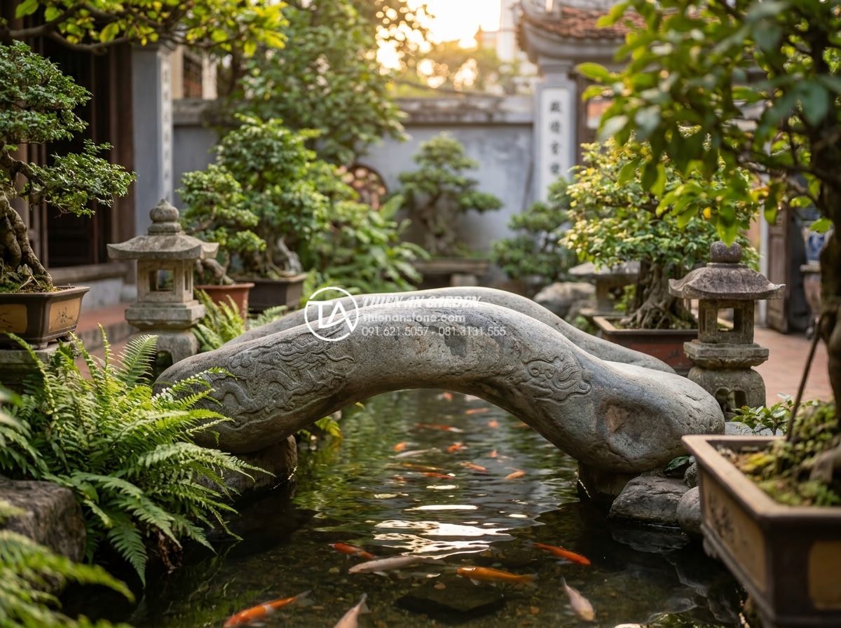Top 5 mẫu cầu đá mini cho sân vườn diện tích nhỏ và nhà phố - Hình 1 Top 5 mẫu cầu đá mini cho sân vườn diện tích nhỏ và nhà phố - Professional high-resolution photograph of a miniature natural stone bridge in a
