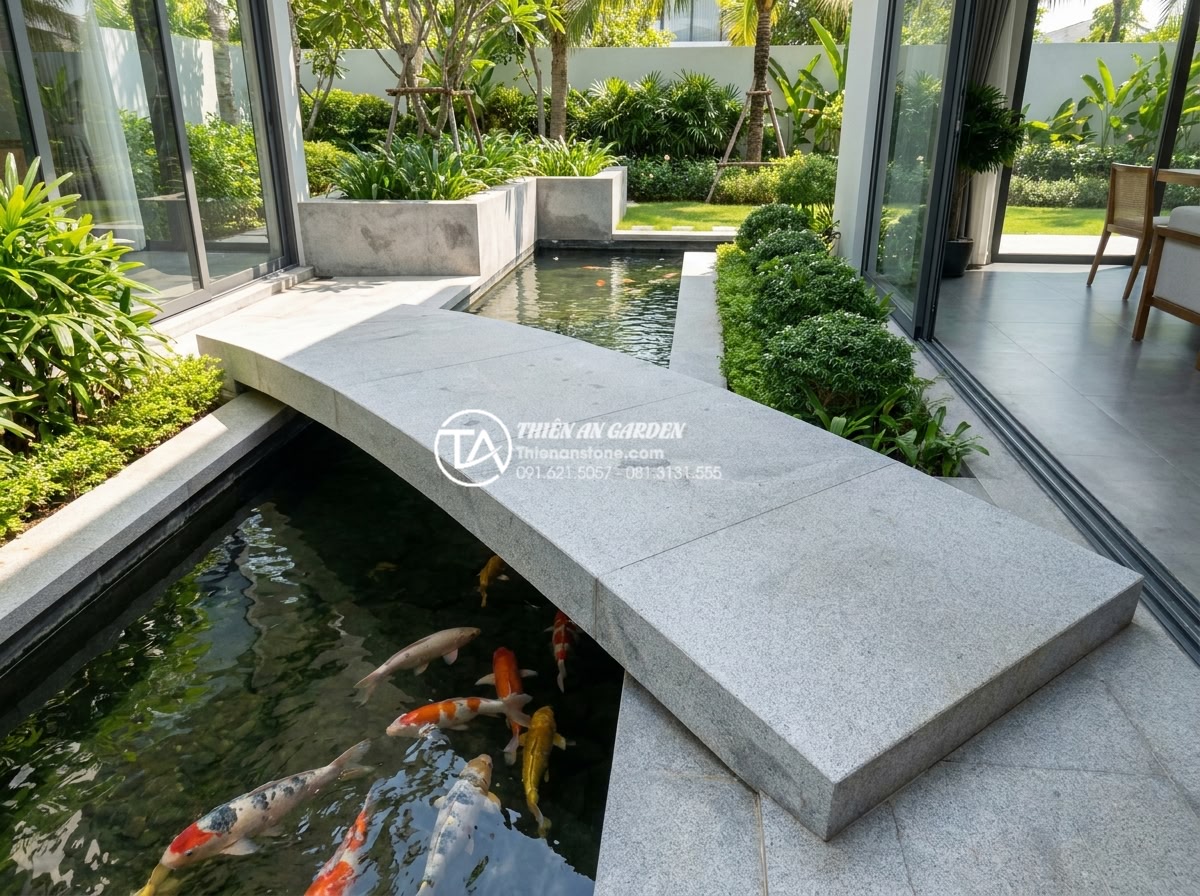 Ý nghĩa phong thủy của cầu đá: Biểu tượng kết nối tài lộc và bình an - Hình 8 Ý nghĩa phong thủy của cầu đá: Biểu tượng kết nối tài lộc và bình an - Modern straight minimalist natural stone bridge made of light gray granite in a