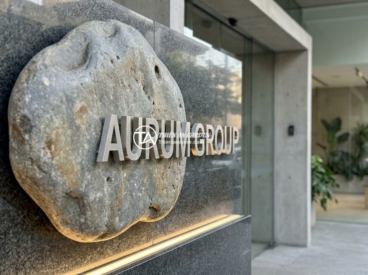 15 ý tưởng bảng hiệu đá độc đáo cho văn phòng, showroom và cửa hàng kinh doanh - A minimalist modern office entrance featuring a geometric concrete stone sign wi