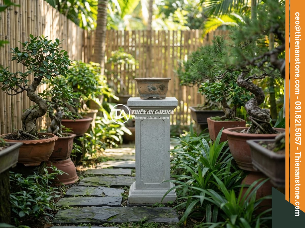 5 sai lầm thường gặp khi mua và đặt đôn đá tự nhiên trong sân vườn - A natural stone pedestal placed in a small Vietnamese traditional garden, showin
