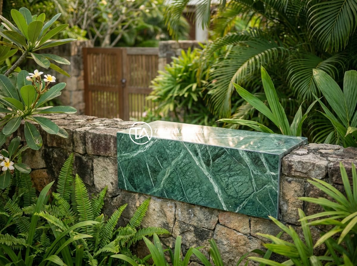 Bảng hiệu đá cẩm thạch hay đá hoa cương tốt hơn cho bảng hiệu ngoài trời? - A elegant outdoor stone signage installed at a luxury villa entrance gate in Vie