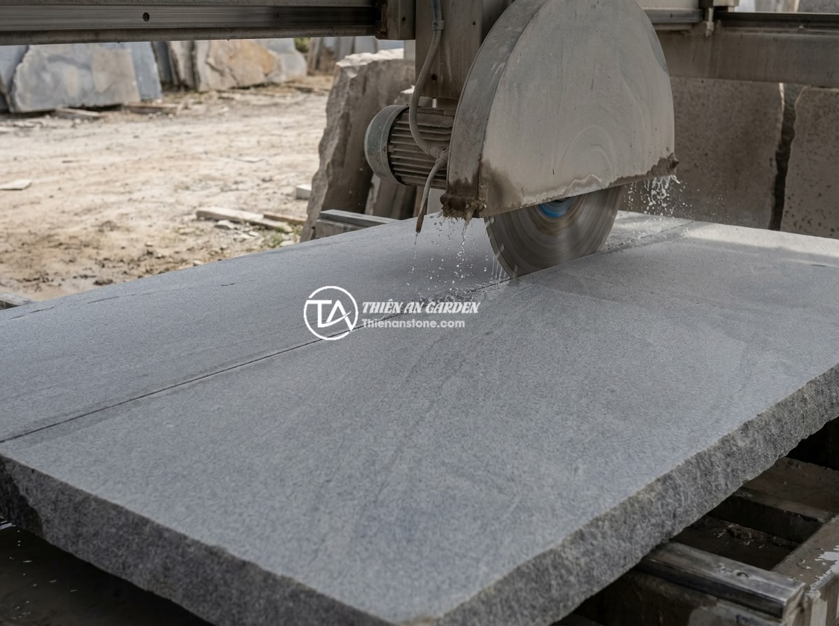 Bảng hiệu đá hoa cương khắc chữ nổi 3D: Ưu điểm và mẫu thiết kế đẹp mắt - Hình 7 Bảng hiệu đá hoa cương khắc chữ nổi 3D: Ưu điểm và mẫu thiết kế đẹp mắt - Step-by-step production workflow of a granite stone signboard showing raw stone
