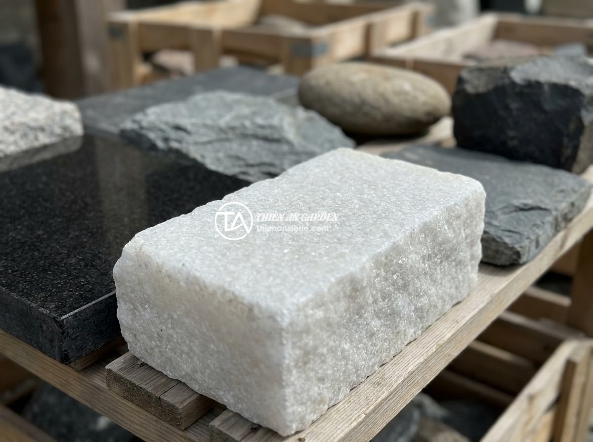 Bảng hiệu đá tự nhiên là gì? Ưu điểm vượt trội và các loại đá phổ biến dùng làm bảng hiệu - Hình 5 Bảng hiệu đá tự nhiên là gì? Ưu điểm vượt trội và các loại đá phổ biến dùng làm bảng hiệu - Collection of different natural stone types used for signboards including black