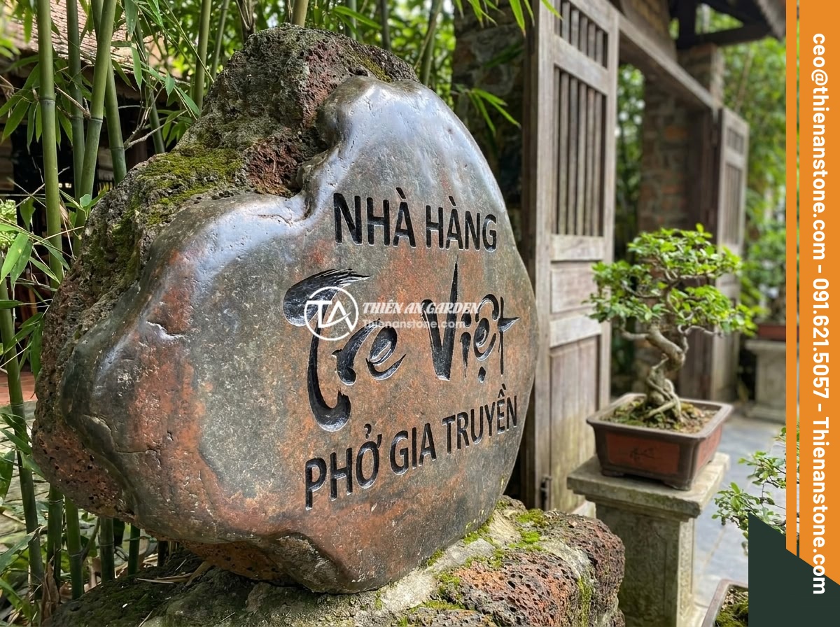 Bí quyết thiết kế bảng hiệu đá tự nhiên thu hút khách hàng ngay từ cái nhìn đầu tiên - Hình 5 Bí quyết thiết kế bảng hiệu đá tự nhiên thu hút khách hàng ngay từ cái nhìn đầu tiên - Elegant natural stone signage design for a Vietnamese restaurant entrance, featu