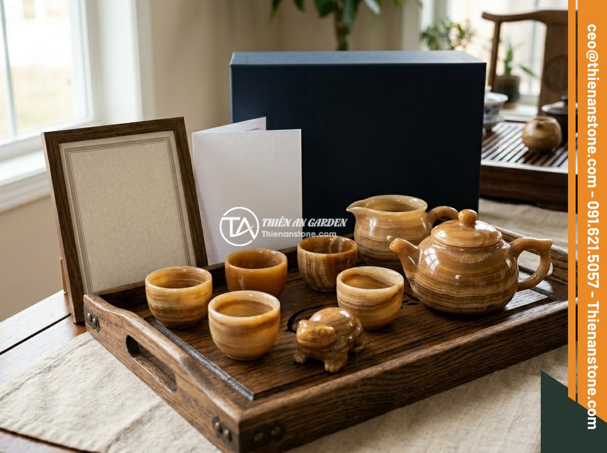 Cách phân biệt bộ ấm chén đá thật và hàng giả nhanh chóng tại nhà - A genuine natural stone tea set displayed with its certificate of authenticity, 