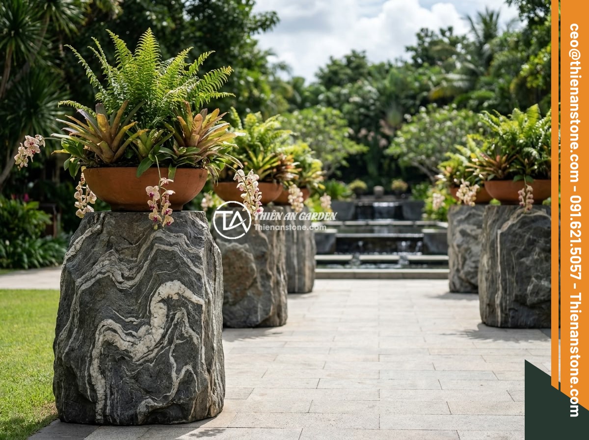 Checklist 10 bước chọn mua đôn đá tự nhiên chất lượng, bền đẹp lâu dài - A luxury resort garden featuring multiple large natural stone pedestals arranged