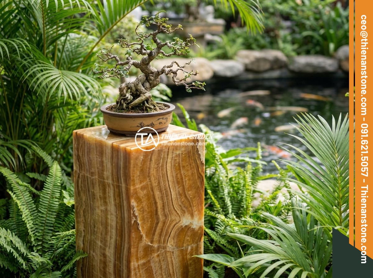 Checklist 10 bước chọn mua đôn đá tự nhiên chất lượng, bền đẹp lâu dài - A beautifully crafted natural stone pedestal placed in a lush Vietnamese garden,