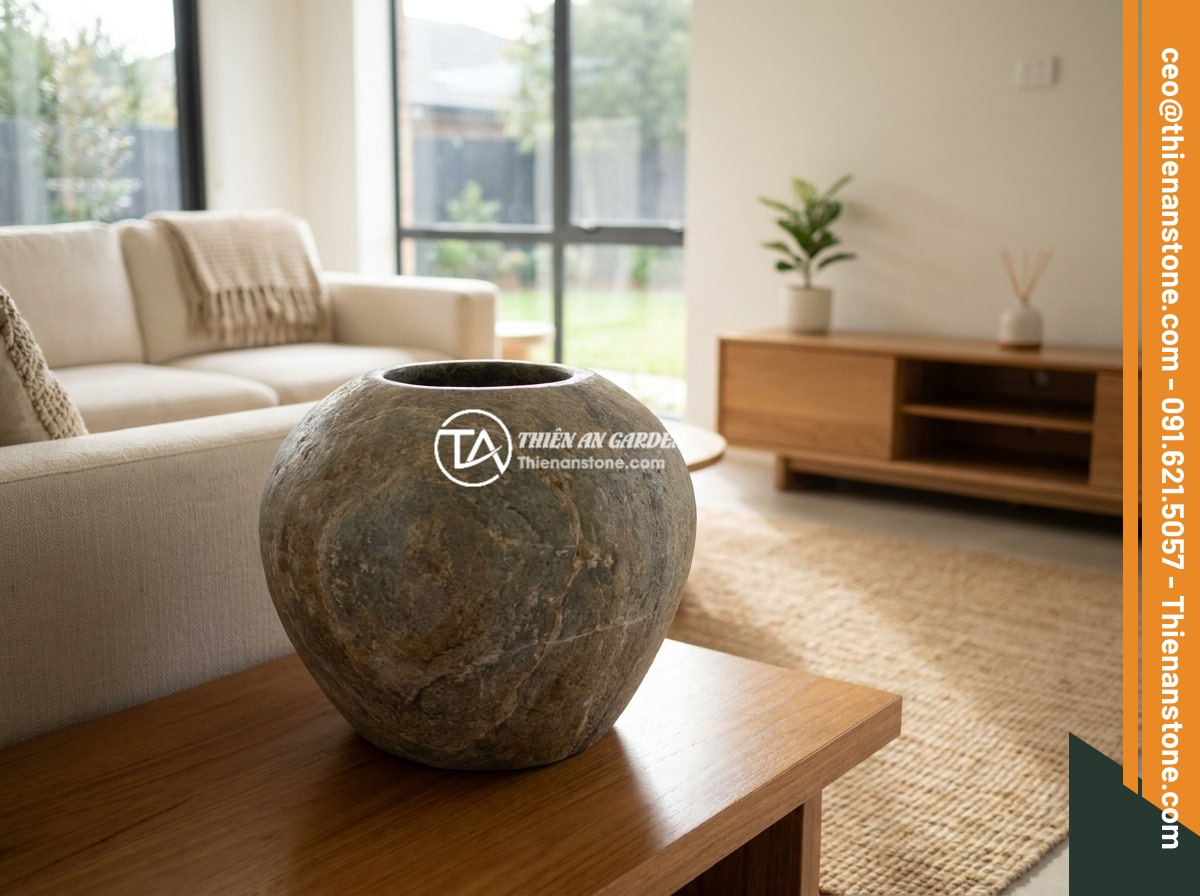 Chum đá phong thủy có nên đặt trong nhà không? Phân tích chi tiết và lời khuyên - A modern luxury living room interior with a large natural stone jar placed as a 