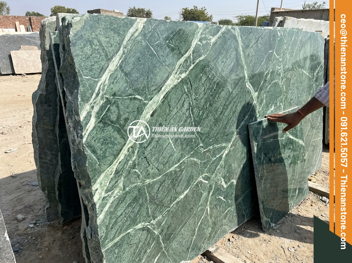 Có nên làm bảng hiệu bằng đá tự nhiên cho công ty không? Phân tích ưu nhược điểm thực tế - Hình 8 Có nên làm bảng hiệu bằng đá tự nhiên cho công ty không? Phân tích ưu nhược điểm thực tế - Step-by-step process of natural stone signboard fabrication showing raw stone se