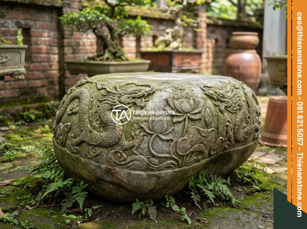 Đôn đá cổ kết hợp trang trí sân vườn truyền thống: Ý tưởng và mẫu tham khảo - Ancient Vietnamese stone pedestal with intricate dragon and lotus carvings, moss