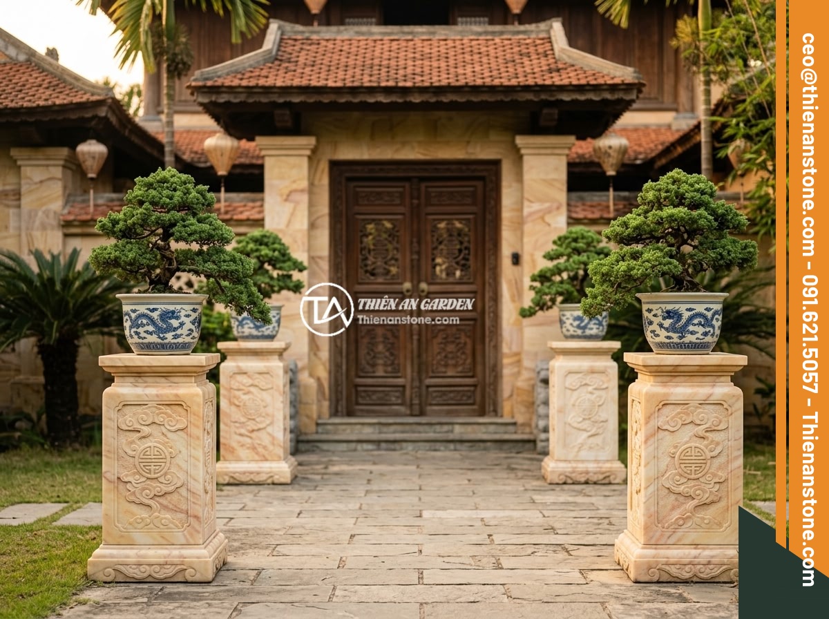 Đôn đá cổ là gì? Phong cách thiết kế và ứng dụng cho biệt thự, resort sang trọng - Feng shui arrangement of antique stone pedestals at the entrance of a Vietnamese